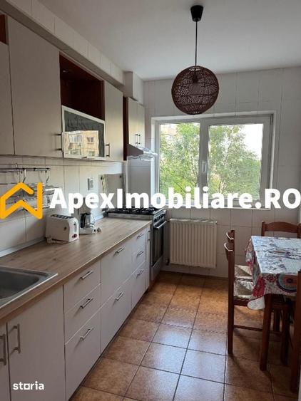 Apartament cu 3 camere semidecomandat în Tineretului