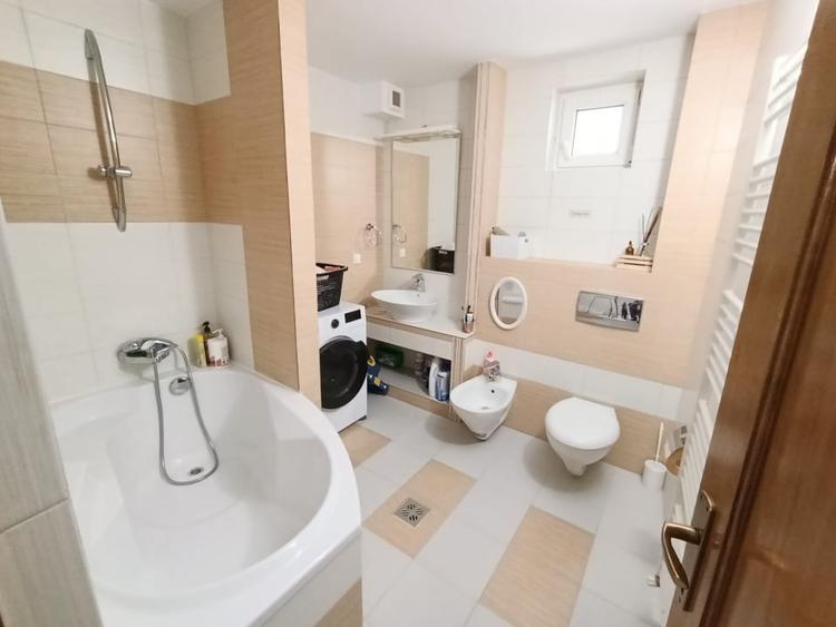 Apartament cu 3 camere decomandat, mobilat în Central