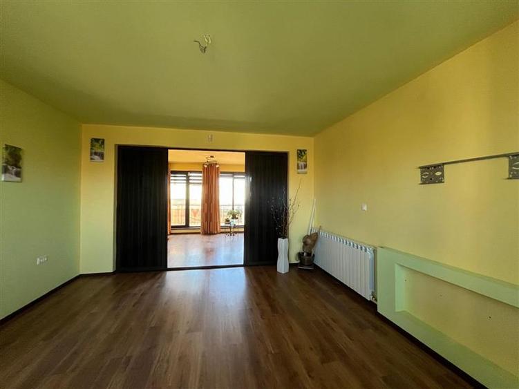 Casă individuală cu 9 camere cu Teren 183 Mp în Central