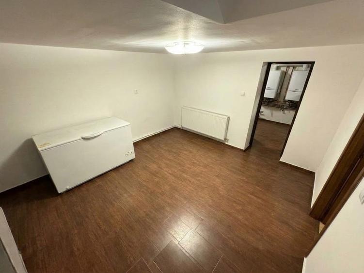 Casă individuală cu 6 camere cu Canalizare în Central