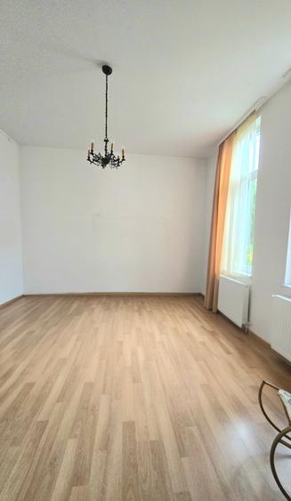 Apartament cu 5 camere decomandat în P-ța Unirii