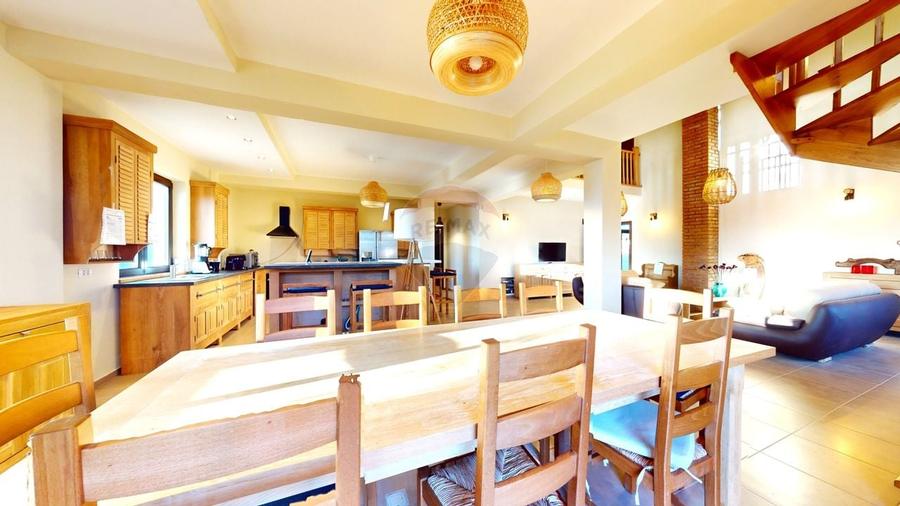 Casă individuală cu 7 camere cu Teren 1672 Mp în Bran