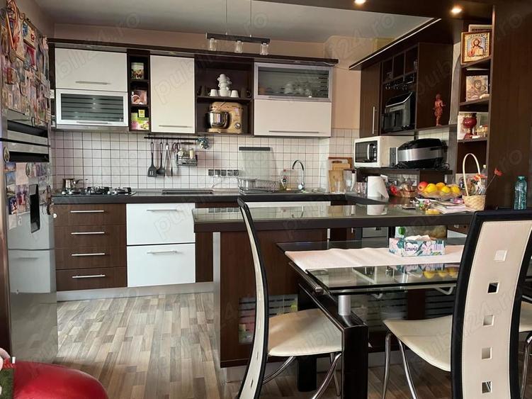 Apartament cu 5 camere decomandat în Peneș Curcanul