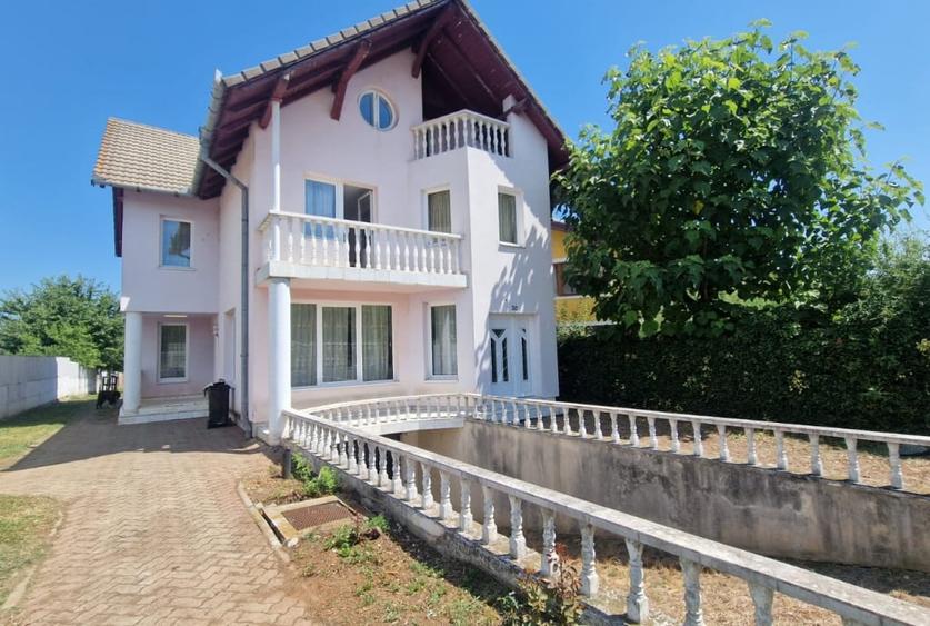 Casă individuală cu 8 camere cu Canalizare în Cetate
