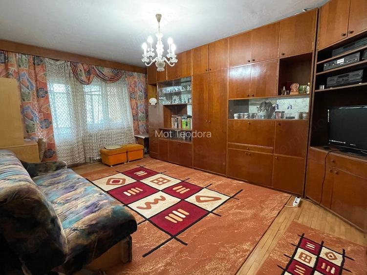 Se cauta 1 fata sau 2 fete pentru un apartament cu 4 camere 86 mp