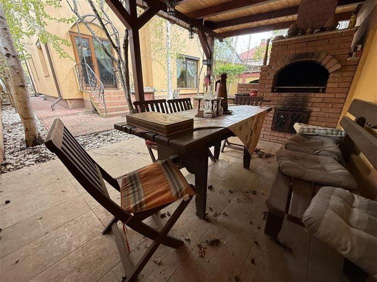 Casă individuală cu 8 camere cu Canalizare în Ultracentral