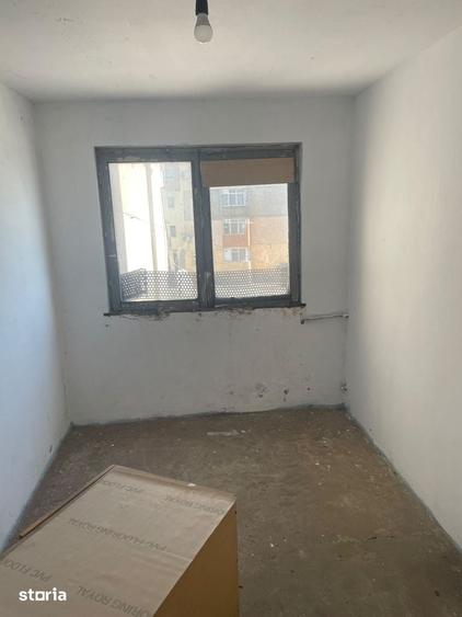 Apartament 2 camere, etaj 2/4 , fara imbunatatiri, zona Scoala 6 - 2
