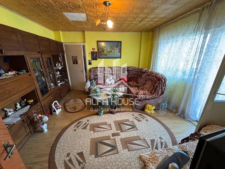 Apartament cu 3 camere semidecomandat în Govândari