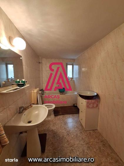 Casă cu 7 camere cu Canalizare în Sub Arini