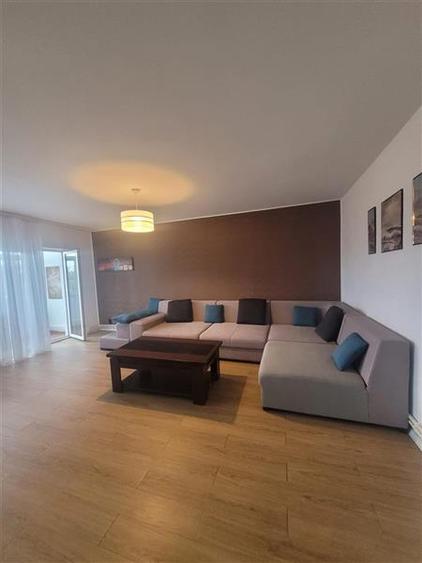 Apartament cu 3 camere decomandat, mobilat în Faleza Nord
