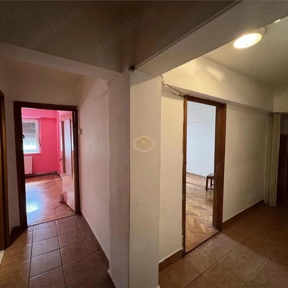 Apartament cu 3 camere semidecomandat în Micro 16