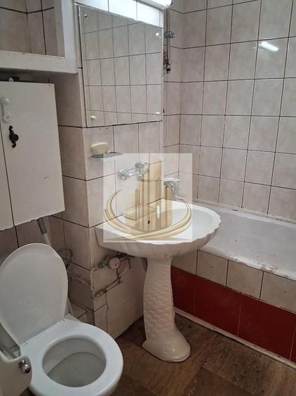 Apartament cu 3 camere decomandat, mobilat în Lipovei