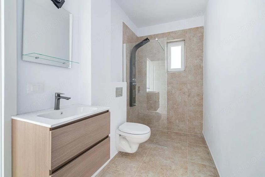 Apartament cu 3 camere semidecomandat în 1 Decembrie