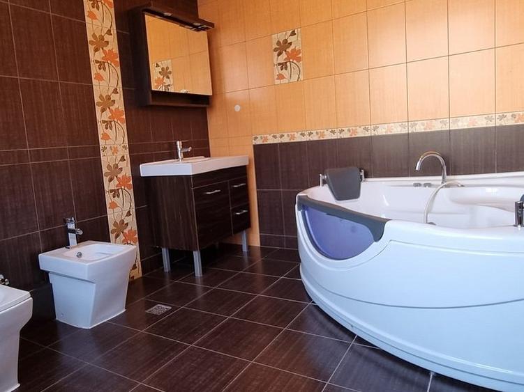 Casă individuală cu 6 camere cu Canalizare în Băneasa