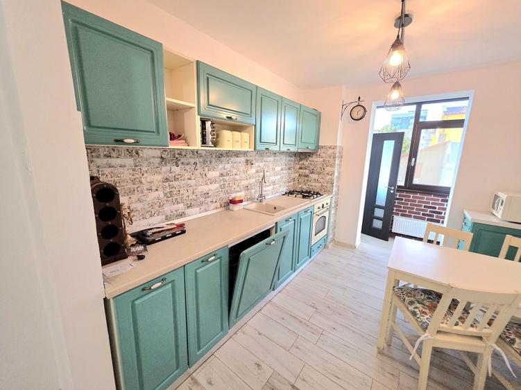 Apartament cu 3 camere semidecomandat în Faleza Nord