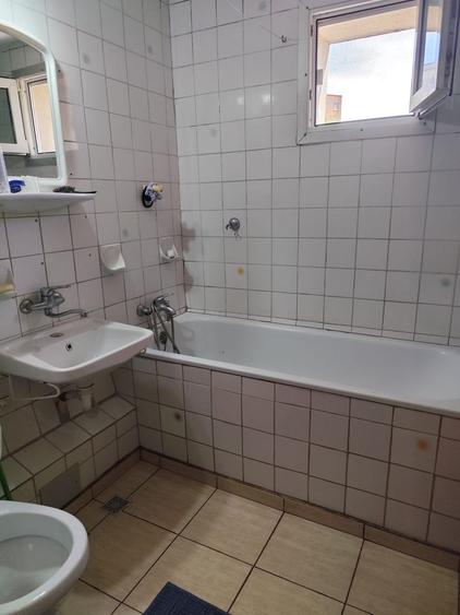 Apartament cu 3 camere semidecomandat în Fizicienilor