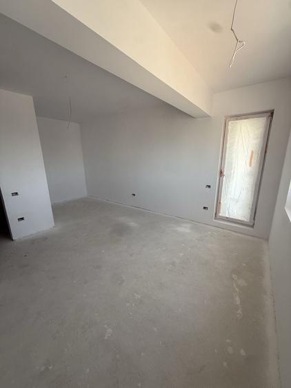 Apartament cu 3 camere decomandat în Dobroești