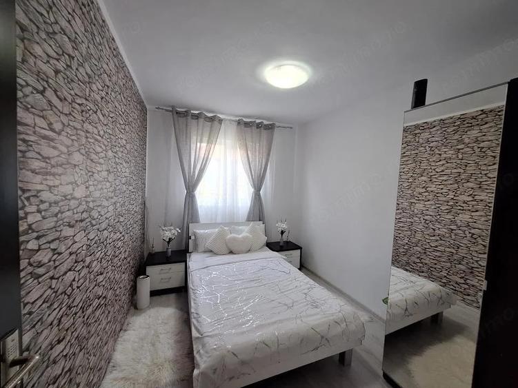 Apartament cu 3 camere semidecomandat în Girocului