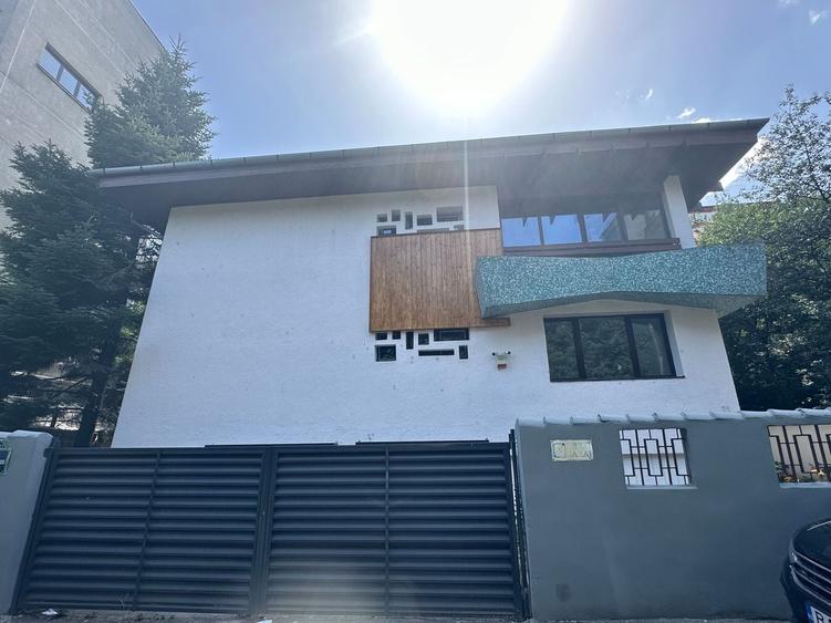 Casă individuală cu 8 camere cu Canalizare în Primăverii