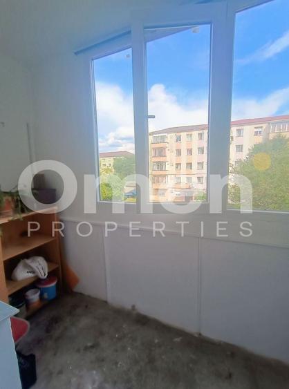 Apartament cu 3 camere semidecomandat, mobilat în Decebal