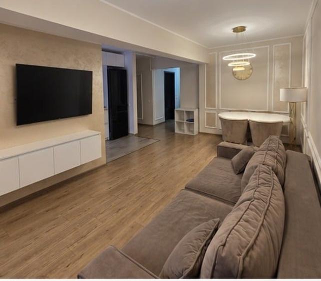 Apartament cu 3 camere în Drumul Taberei