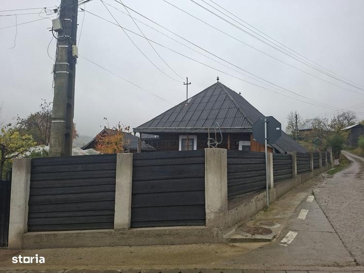 Casă cu 4 camere în Cacica