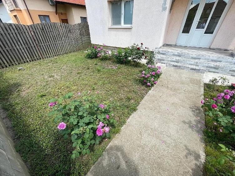 Casă cu 5 camere cu Teren 1000 Mp în Peciu Nou