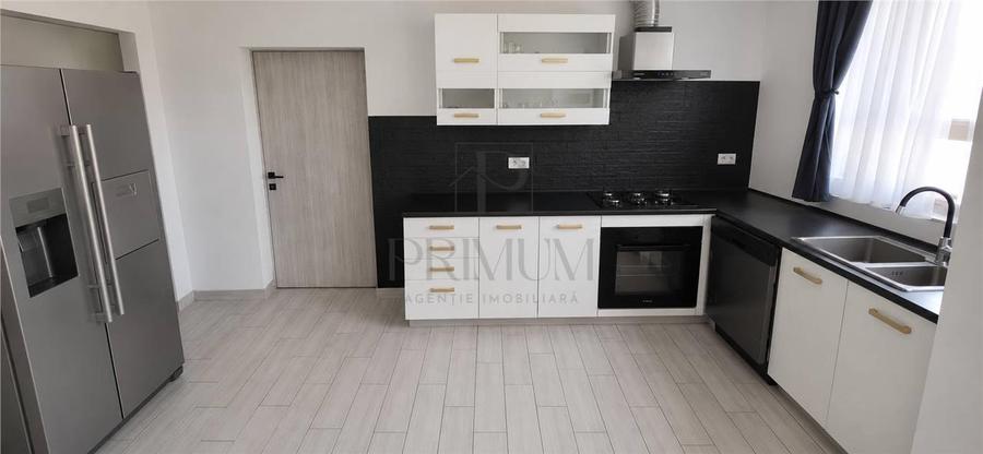 Casă individuală cu 5 camere cu Piscina în Plopi