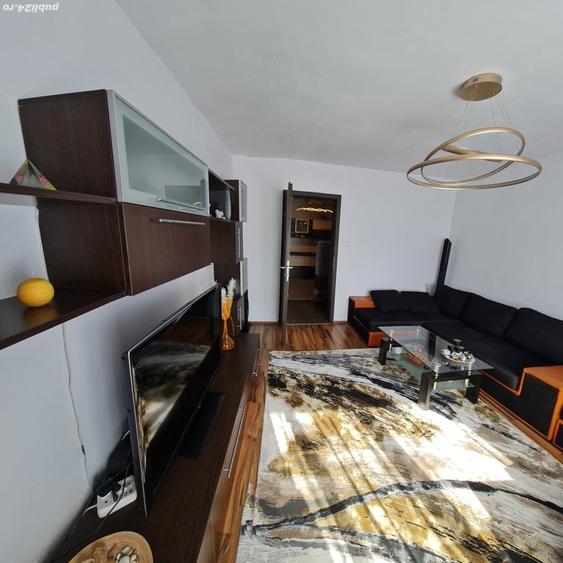 Apartament cu 4 camere decomandat în Tractorul