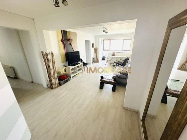 Apartament cu 3 camere decomandat, mobilat în Drumul Taberei