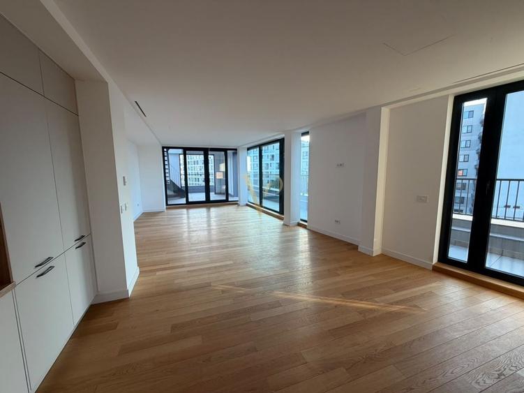 Apartament cu 4 camere decomandat în Pipera