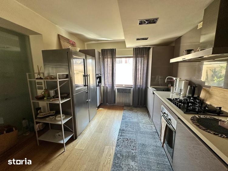 Casă cu 4 camere cu Teren 400 Mp în Central