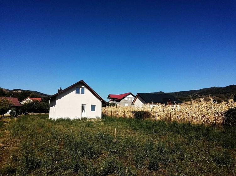 Casă cu 3 camere cu Teren 1000 Mp în Chiojdu