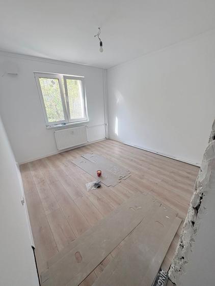 Apartament cu 3 camere decomandat în Berceni