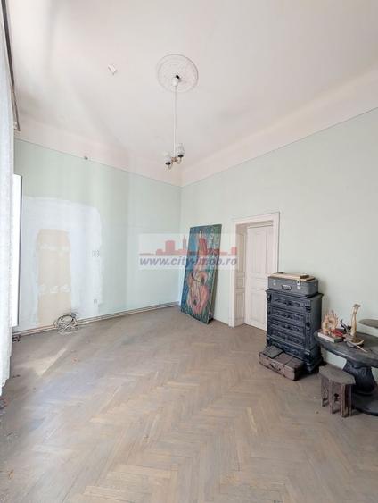 Apartament cu 3 camere semidecomandat în Victoriei