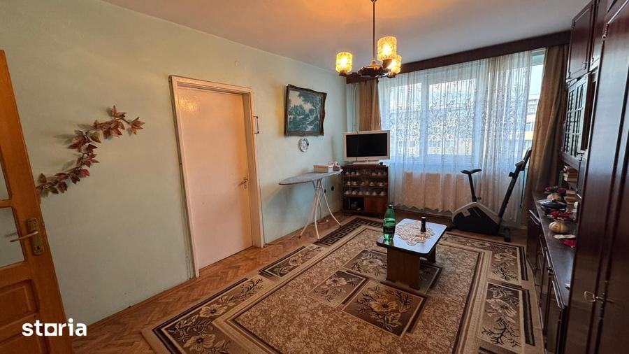 Apartament cu 3 camere decomandat în Cornișa