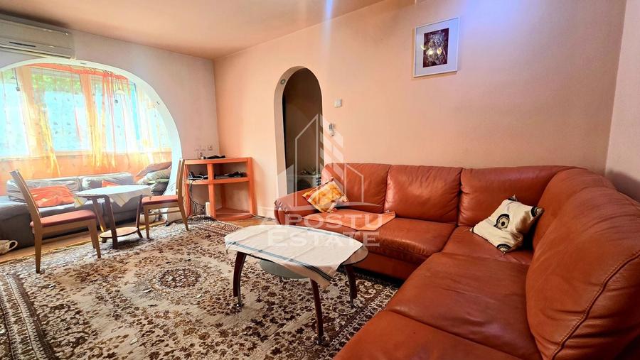 Apartament cu 3 camere semidecomandat, mobilat în Dacia