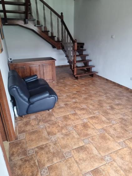 Casă individuală cu 5 camere cu Canalizare în Periferie