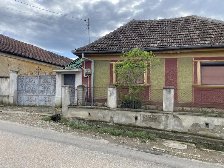 Casă cu Teren 1100 Mp în Cordău