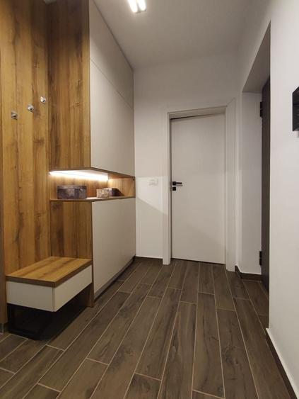 Apartament cu 3 camere semidecomandat, mobilat în Dumbrăvița