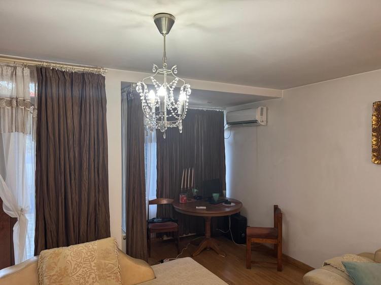 Casă individuală cu 6 camere cu Canalizare în Titan
