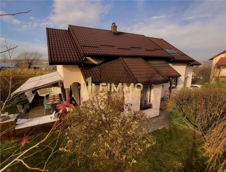Casă individuală cu 7 camere cu Garaj în Sfântu Ilie