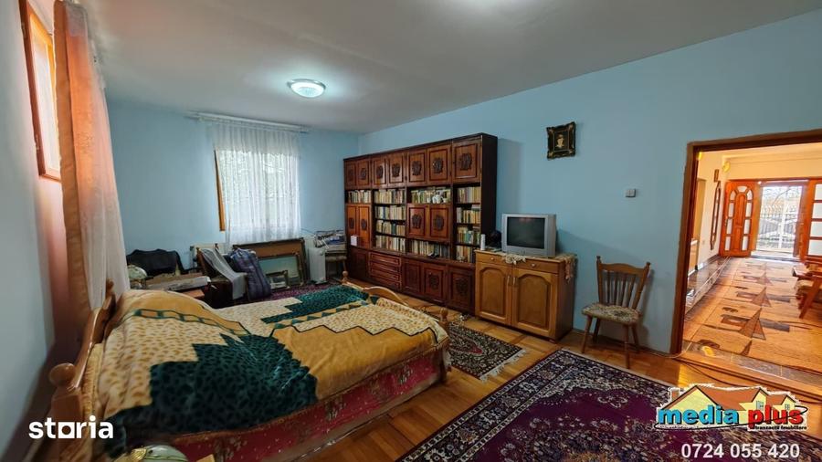Casă cu 4 camere cu Teren 2422 Mp în Foltești