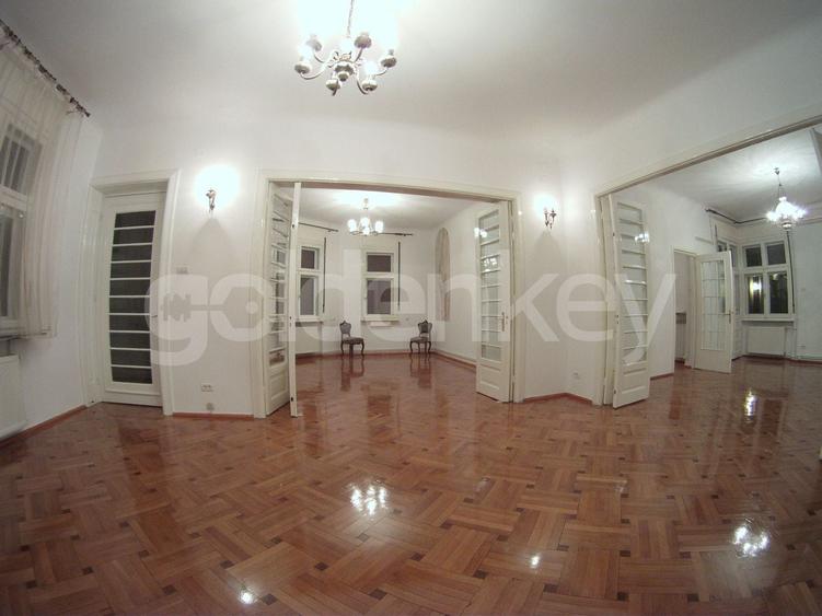 Apartament cu 5 camere semidecomandat în Dorobanți