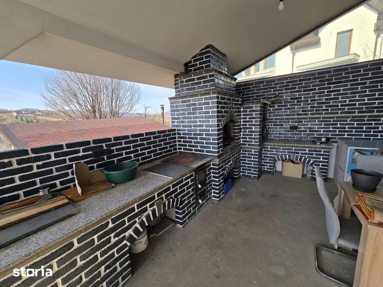 Casă cu 5 camere cu Teren 1100 Mp în Central