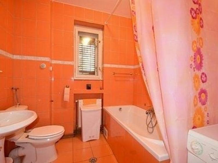 Apartament cu 4 camere decomandat în Medicină