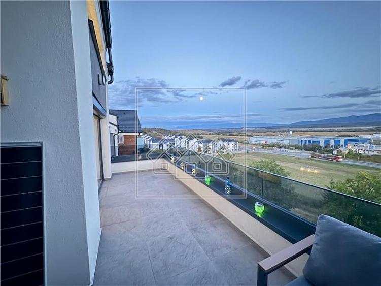 Penthouse cu 5 camere decomandat în Exterior Vest