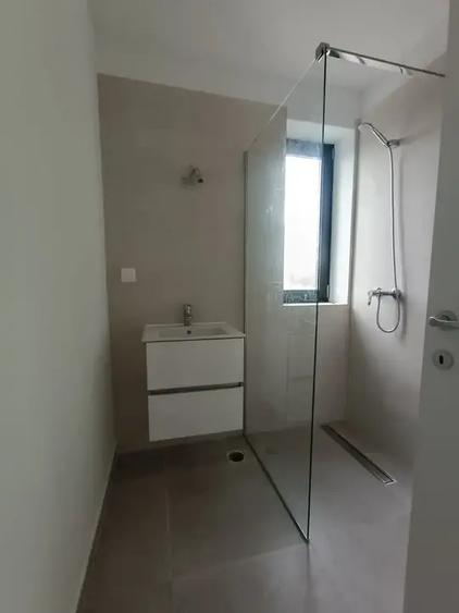 Apartament cu 3 camere decomandat în Sisești