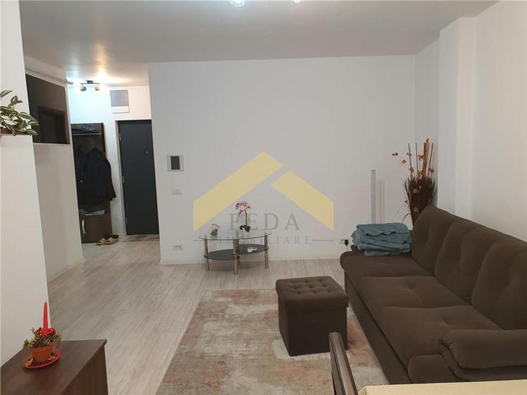 Apartament cu 2 camere semidecomandat, mobilat în Central
