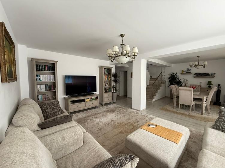 Duplex cu 5 camere cu Canalizare în Central